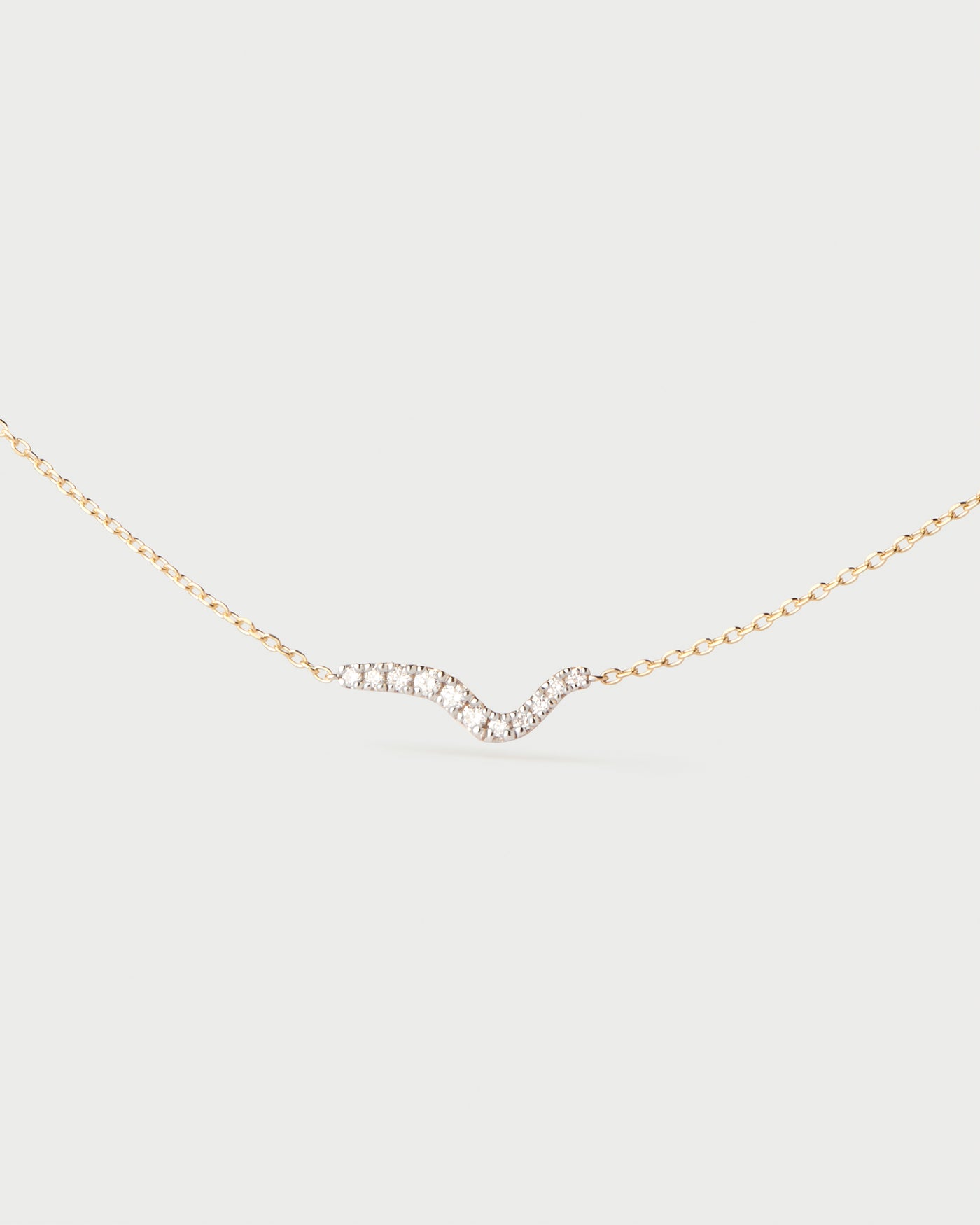 Necklace in yellow gold with an undulating band adorned with round cut lab-grown diamonds