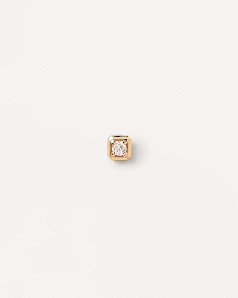 Solid yellow gold ear piercing with square lab-grown diamond of 0.07 carat