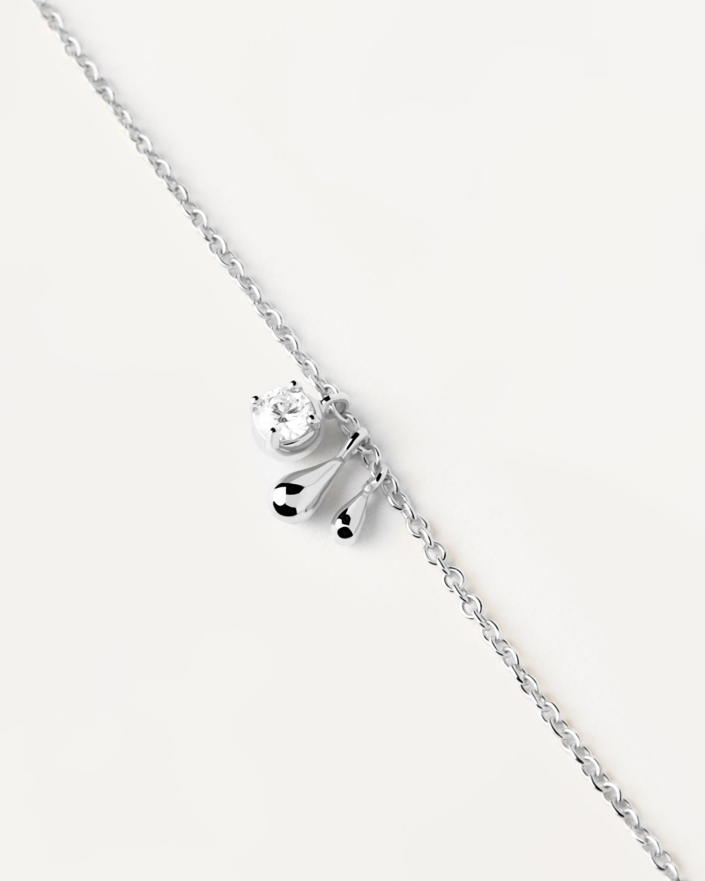 Bracelet Argent Water. Bracelet en argent massif avec un pendentif de zircon blanc et deux de gouttes. Découvrez les dernières nouveautés de chez PDPAOLA. Commandez et recevez votre bijou en toute sérénité.