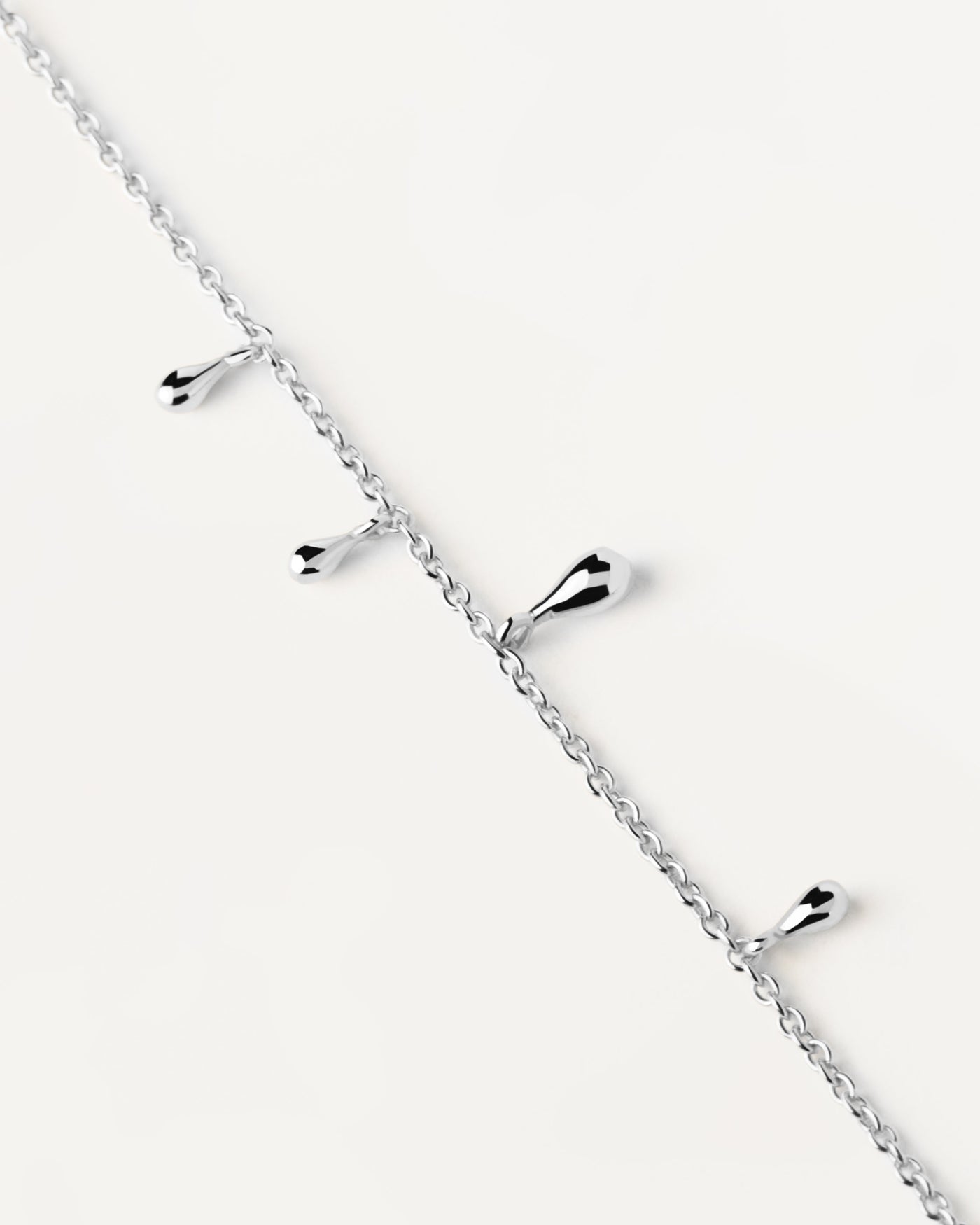 Pulsera De Plata Teardrop. Pulsera de plata con pequeños colgantes en forma de gota. Consigue las últimas novedades de PDPAOLA. Haz tu pedido de forma segura y obtén este Best Seller.