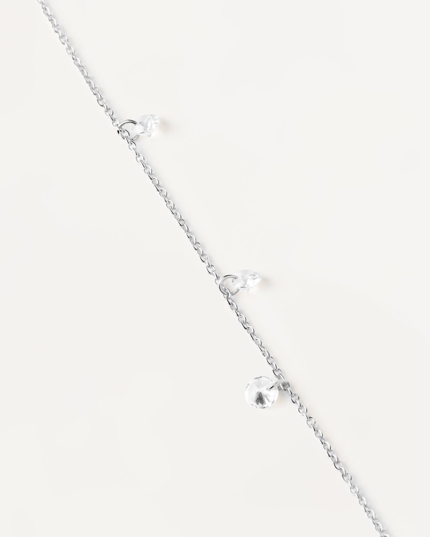 Pulsera De Plata Joy. Pulsera de plata con circonitas redondas colgantes. Consigue las últimas novedades de PDPAOLA. Haz tu pedido de forma segura y obtén este Best Seller.