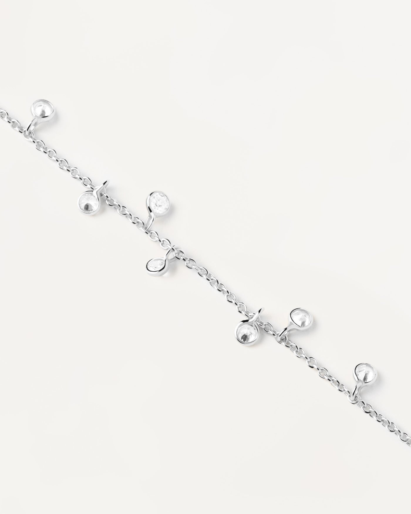 Bracelet En Argent Bliss. Bracelet étincellant avec zircons sertis dans des cercles en argent massif. Découvrez les dernières nouveautés de chez PDPAOLA. Commandez et recevez votre bijou en toute sérénité.