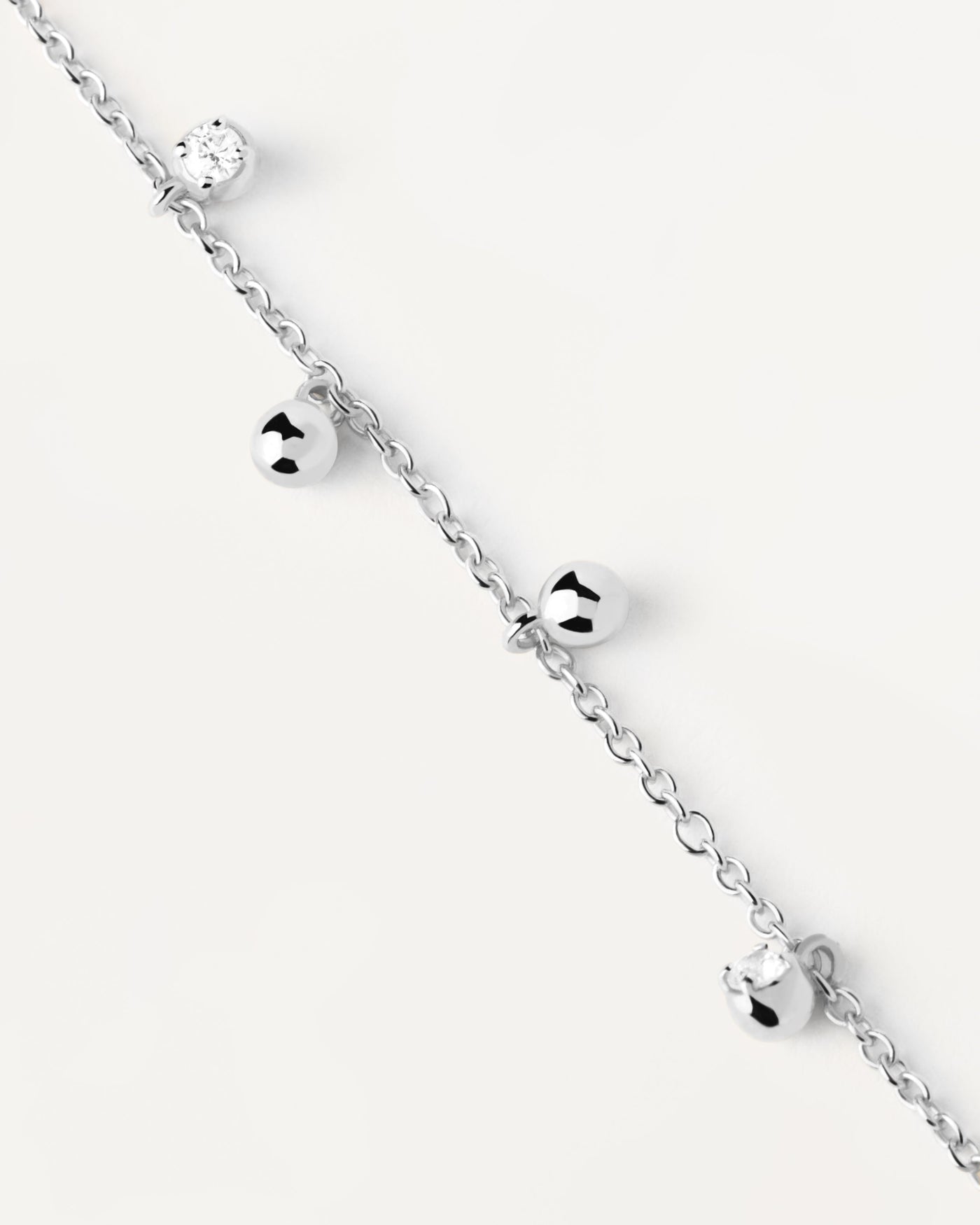 Bracciale In Argento Bubble. Bracciale in argento sterling con piccoli zirconi e ciondoli a sfera. Acquista le ultime novità di PDPAOLA. Effettua il tuo ordine in tutta sicurezza e non lasciarti sfuggire questo best seller.