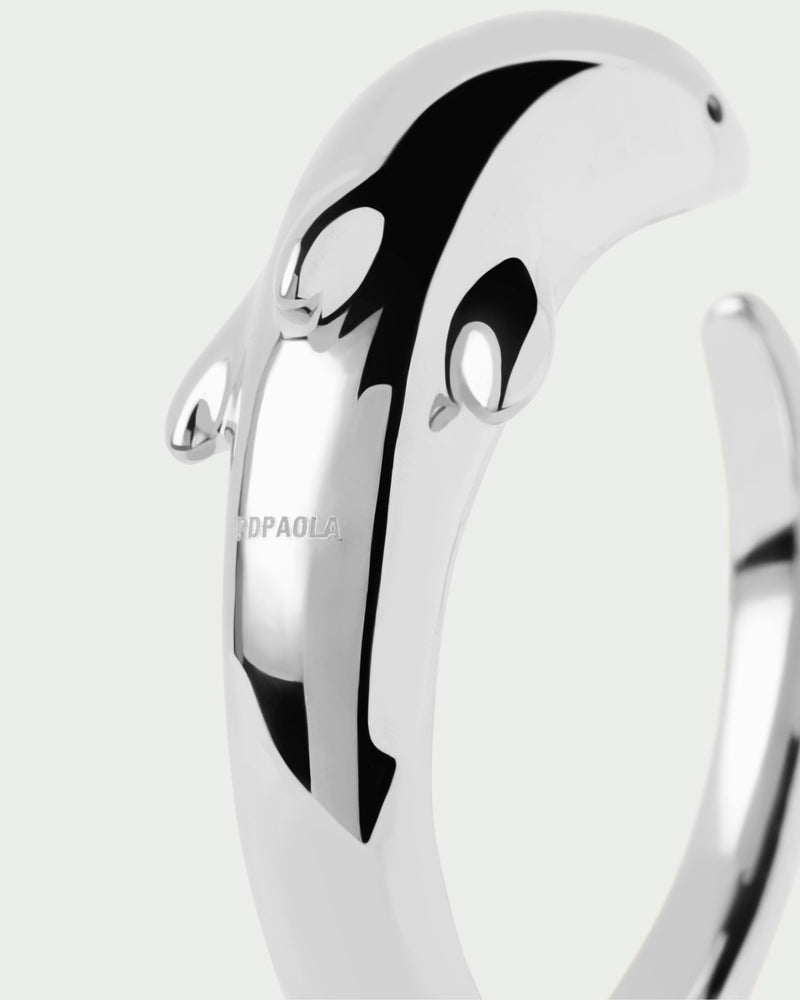 Brazalete delfín moderno de plata con forma escultural