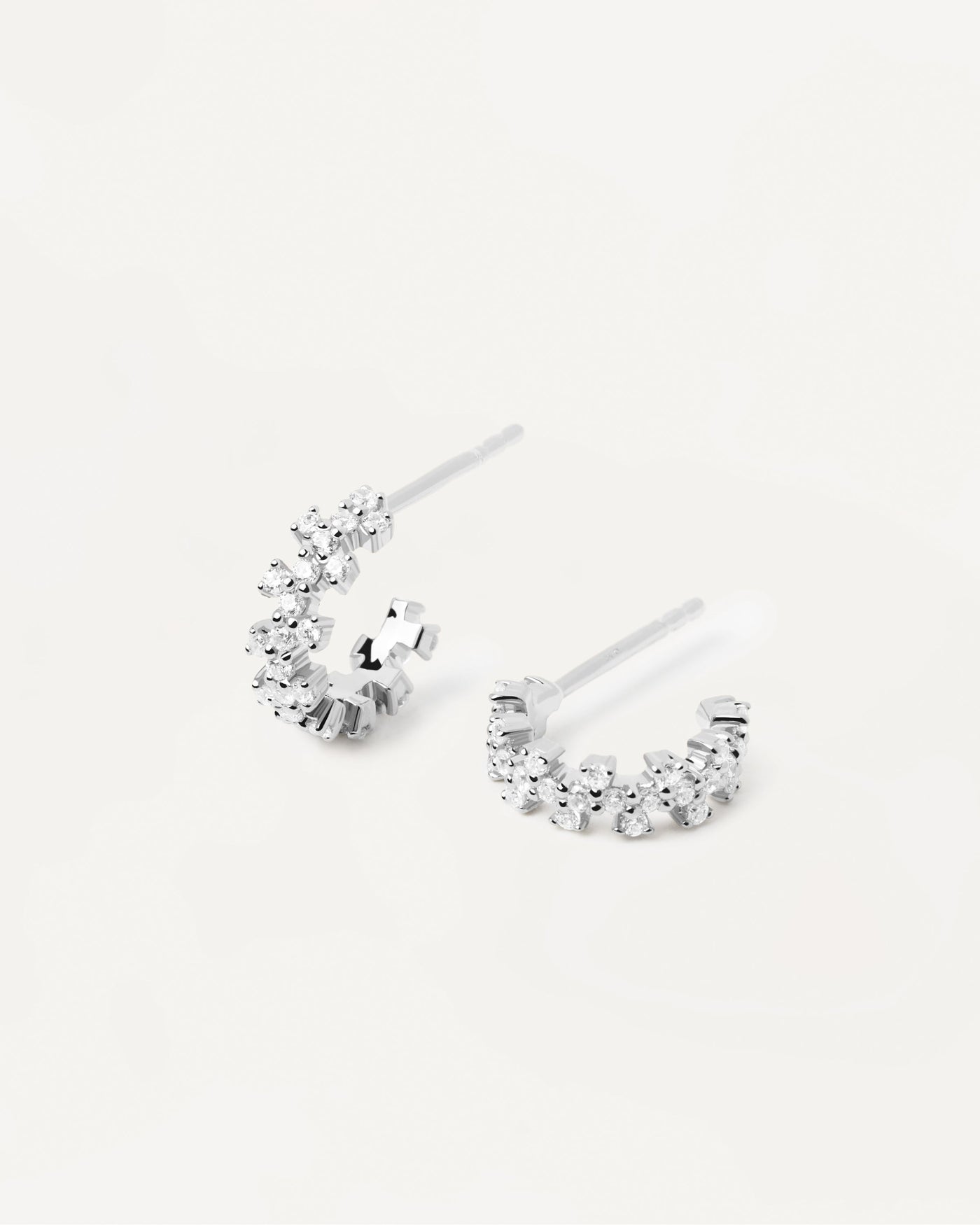 Boucles d'Oreilles en Argent Little Crown. Petites créoles en argent massif avec zircons blancs. Découvrez les dernières nouveautés de chez PDPAOLA. Commandez et recevez votre bijou en toute sérénité.