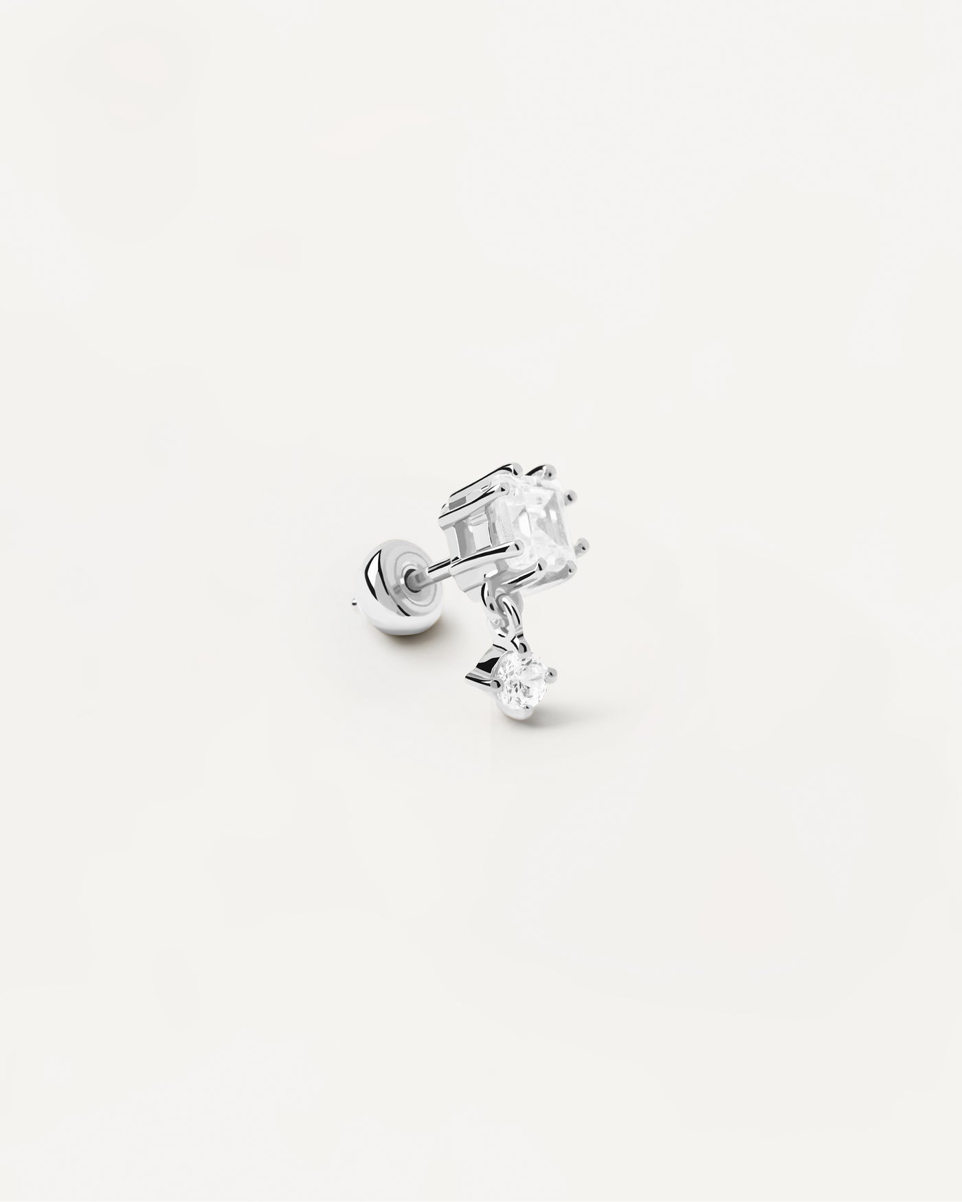 Sélection 2023 | Boucle d'oreille individuelle en argent Eli. Piercing d'oreille en argent avec zircon blanc carré coupe Asscher. Découvrez les dernières nouveautés de chez PDPAOLA. Commandez et recevez votre bijou en toute sérénité. Livraison gratuite.