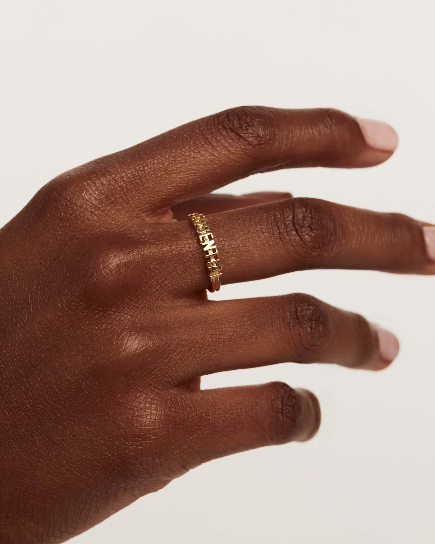 Anello Essential 
  
    Argento sterling / Placcatura in Oro 18K
  
