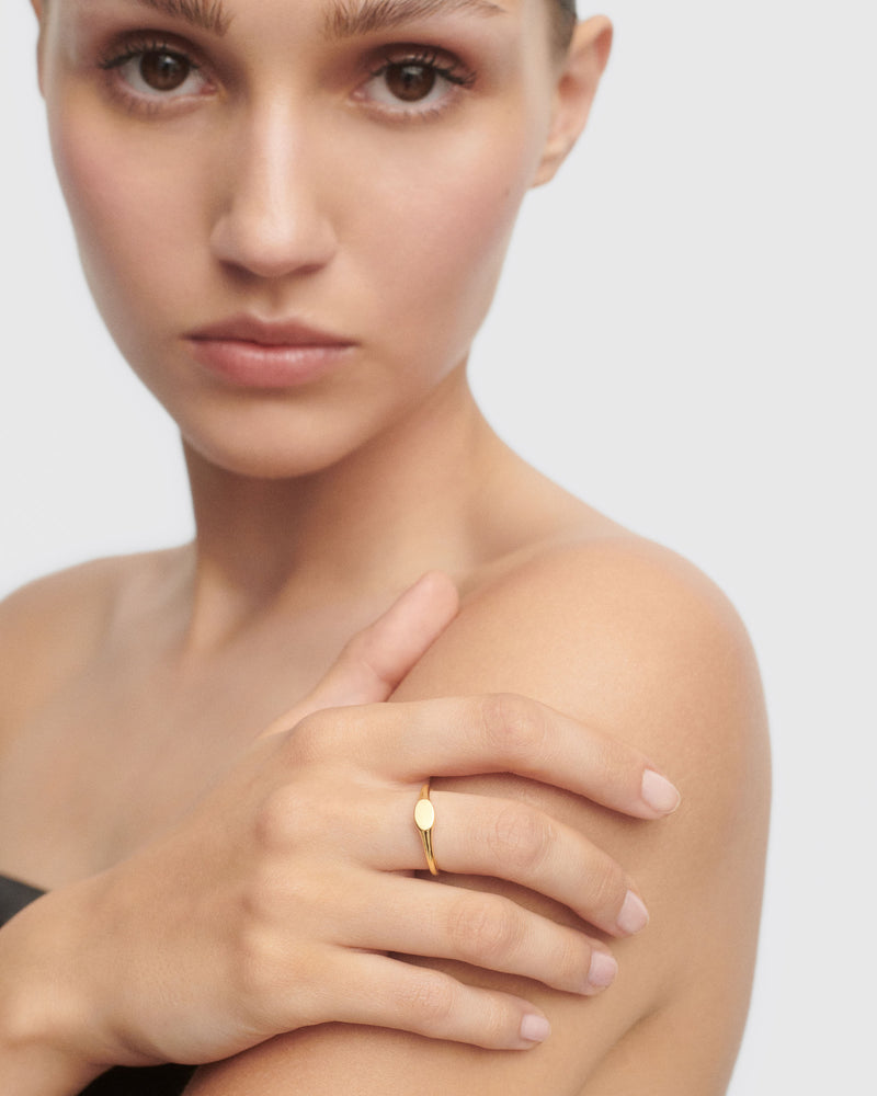 Anello sigillo Oval mini - 
  
    Argento sterling / Placcatura in Oro 18K
  
