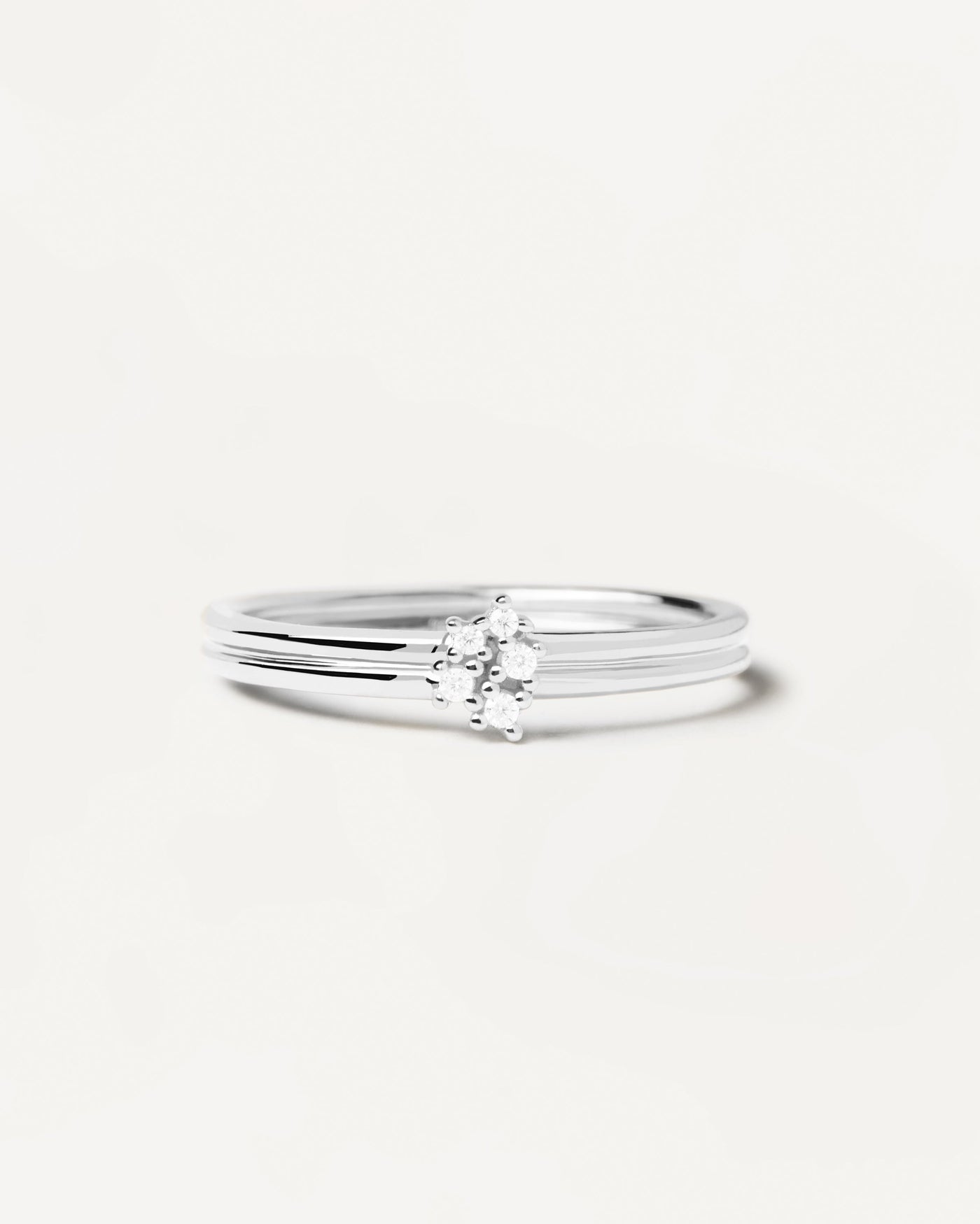 Anillo de plata Nova. Anillo de plata de ley con dos bandas y cinco circonitas. Consigue las últimas novedades de PDPAOLA. Haz tu pedido de forma segura y obtén este Best Seller.