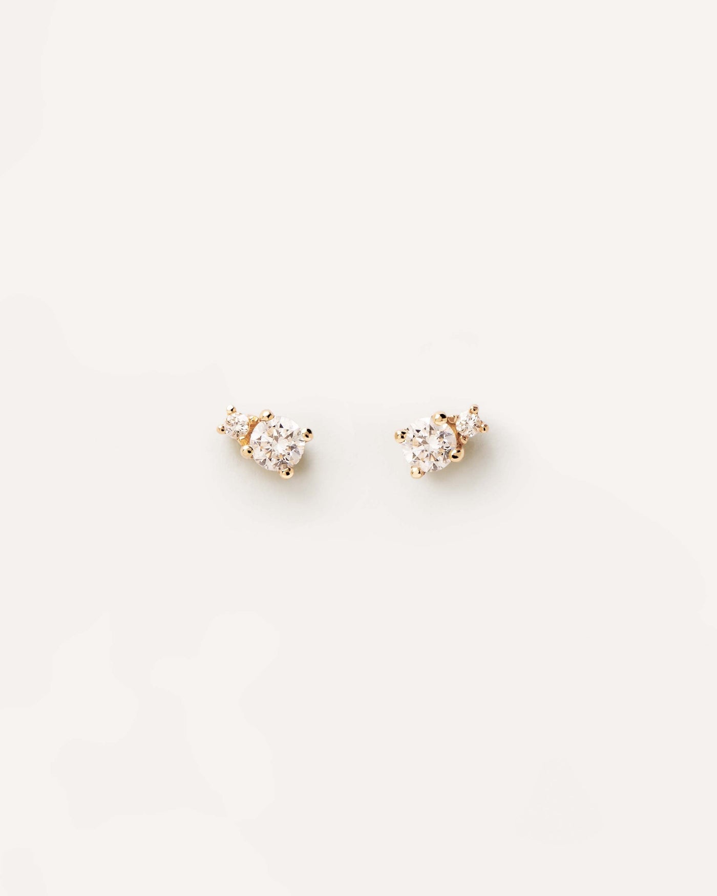 Puces d'oreilles en or jaune massif avec deux diamant de laboratoires de laboratoire de différentes tailles de 0,23 carat