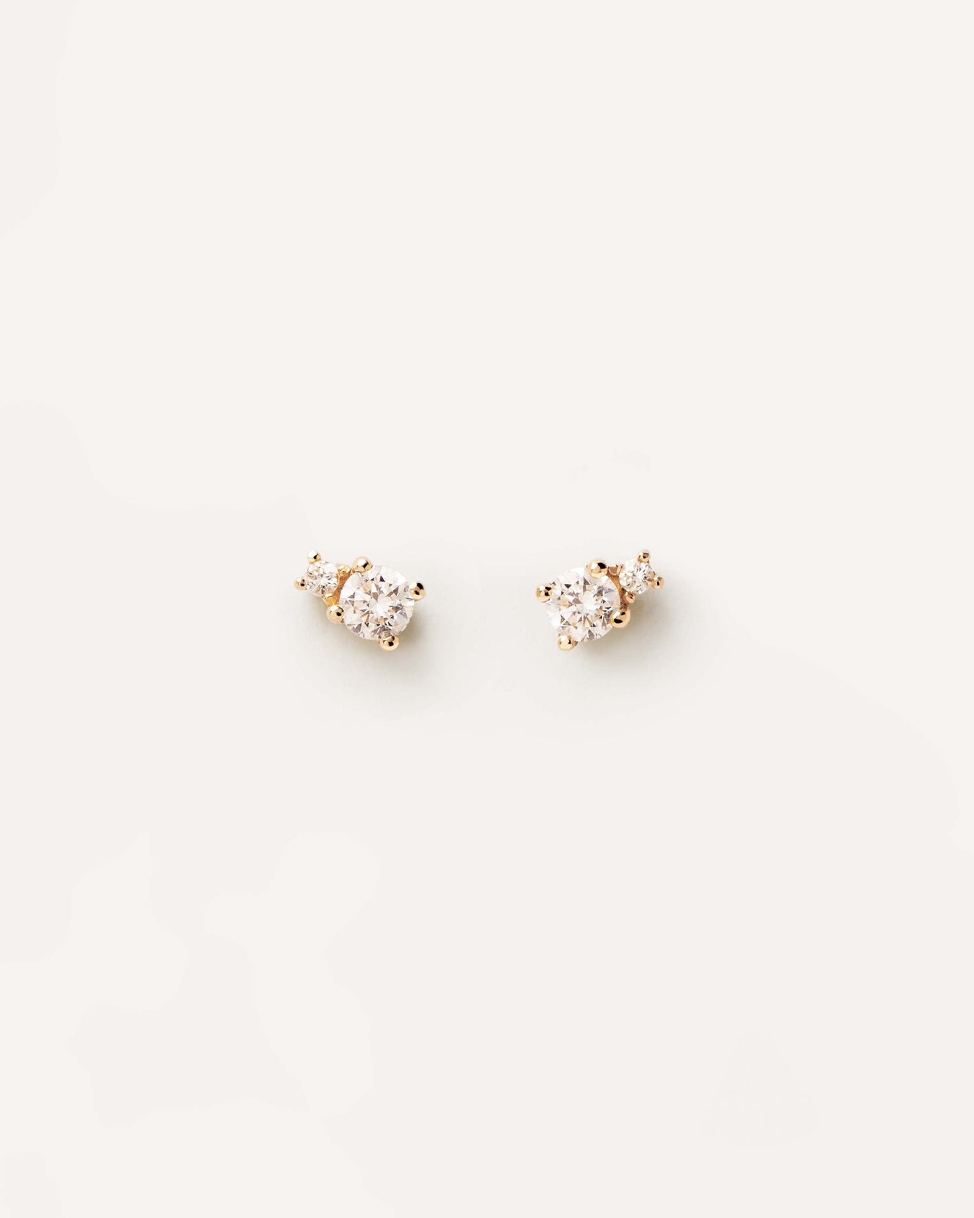 Boucles D'Oreilles en Diamants et en Or Solitaire duo. Puces d'oreilles en or jaune massif avec deux diamant de laboratoires de laboratoire de différentes tailles de 0,23 carat. Découvrez les dernières nouveautés de chez PDPAOLA. Commandez et recevez votre bijou en toute sérénité.