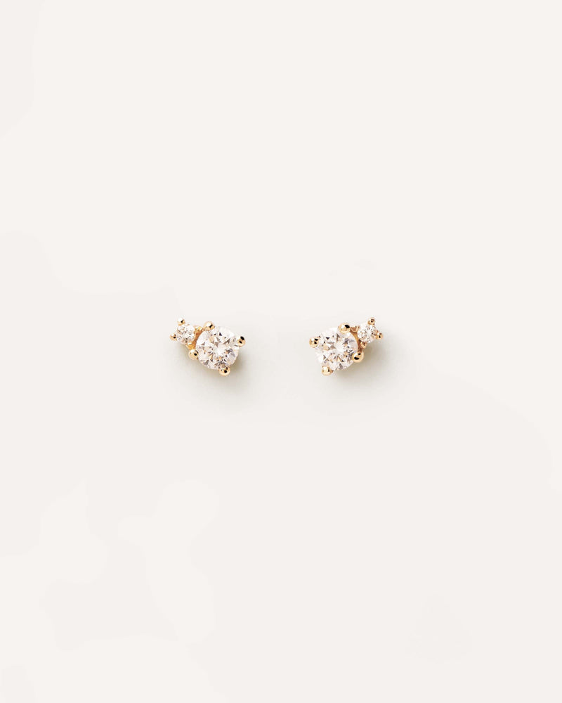 Puces d'oreilles en or jaune massif avec deux diamant de laboratoires de laboratoire de différentes tailles de 0,23 carat