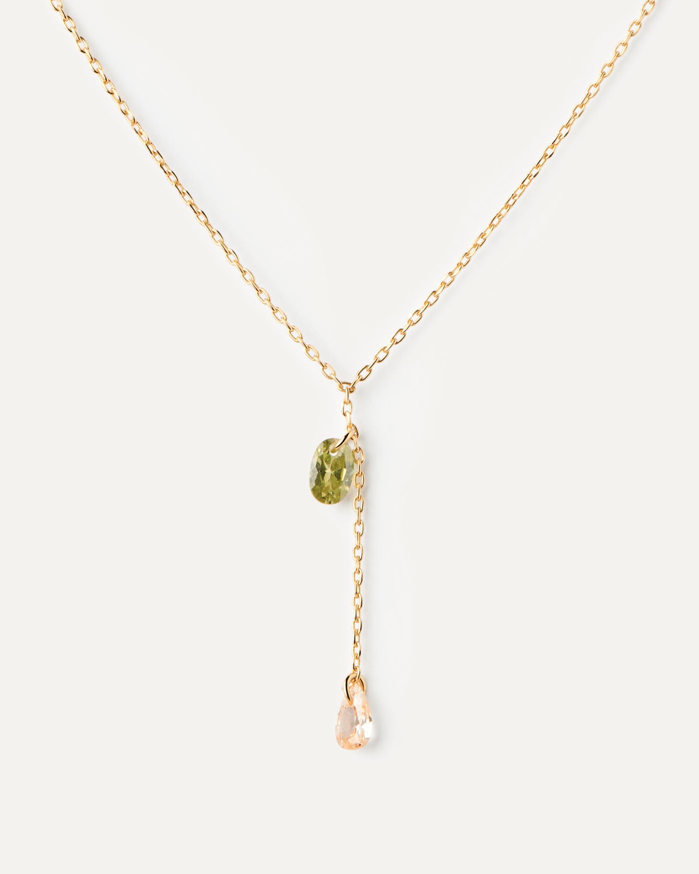 Collier Linda. Collier chaîne Y plaqué or avec deux pendentifs de zircons en forme de goutte. Découvrez les dernières nouveautés de chez PDPAOLA. Commandez et recevez votre bijou en toute sérénité.