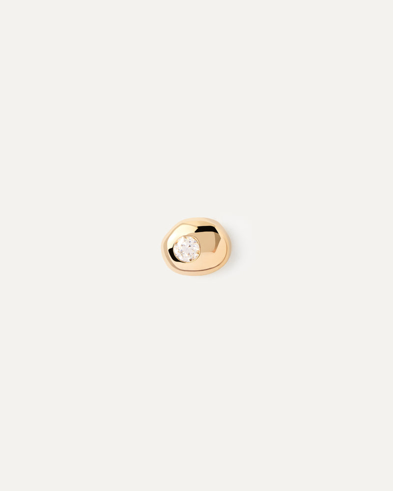 Gold-plated fluid round shape ear piercing adorned with a flush set zirconia