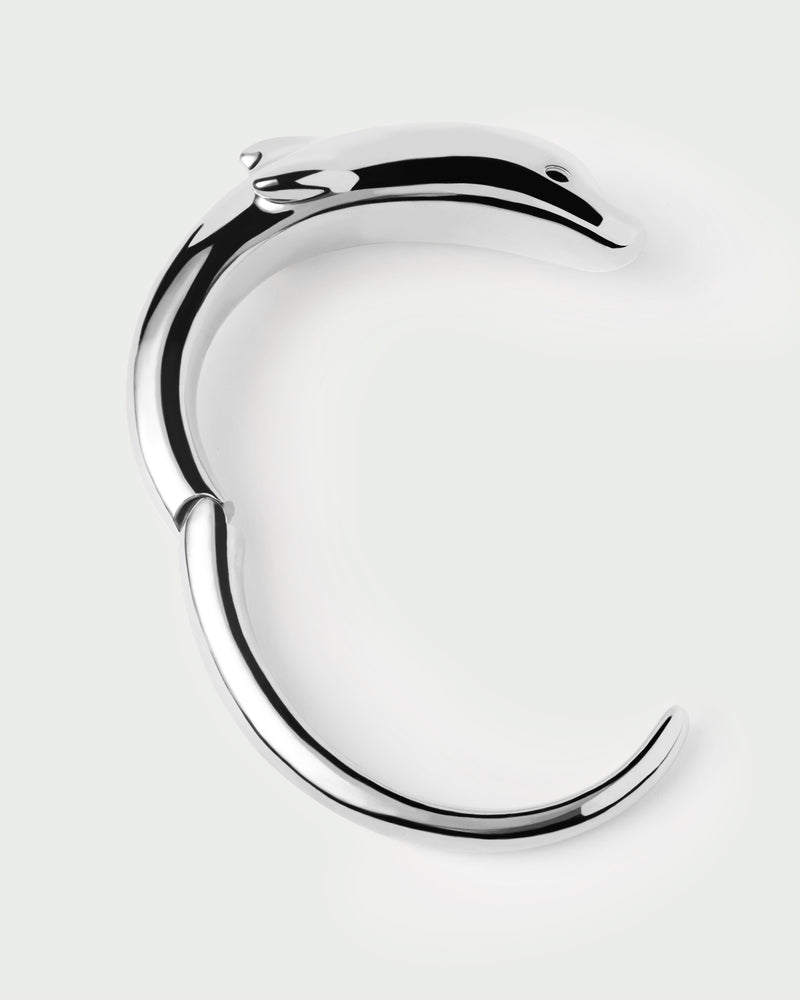 Brazalete delfín moderno de plata con forma escultural