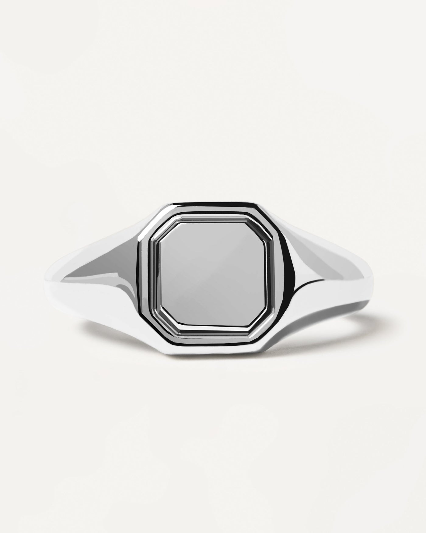 Bague Chevalière en Argent Octet. Chevalière personnalisable en argent massif de forme octogonale. Découvrez les dernières nouveautés de chez PDPAOLA. Commandez et recevez votre bijou en toute sérénité.