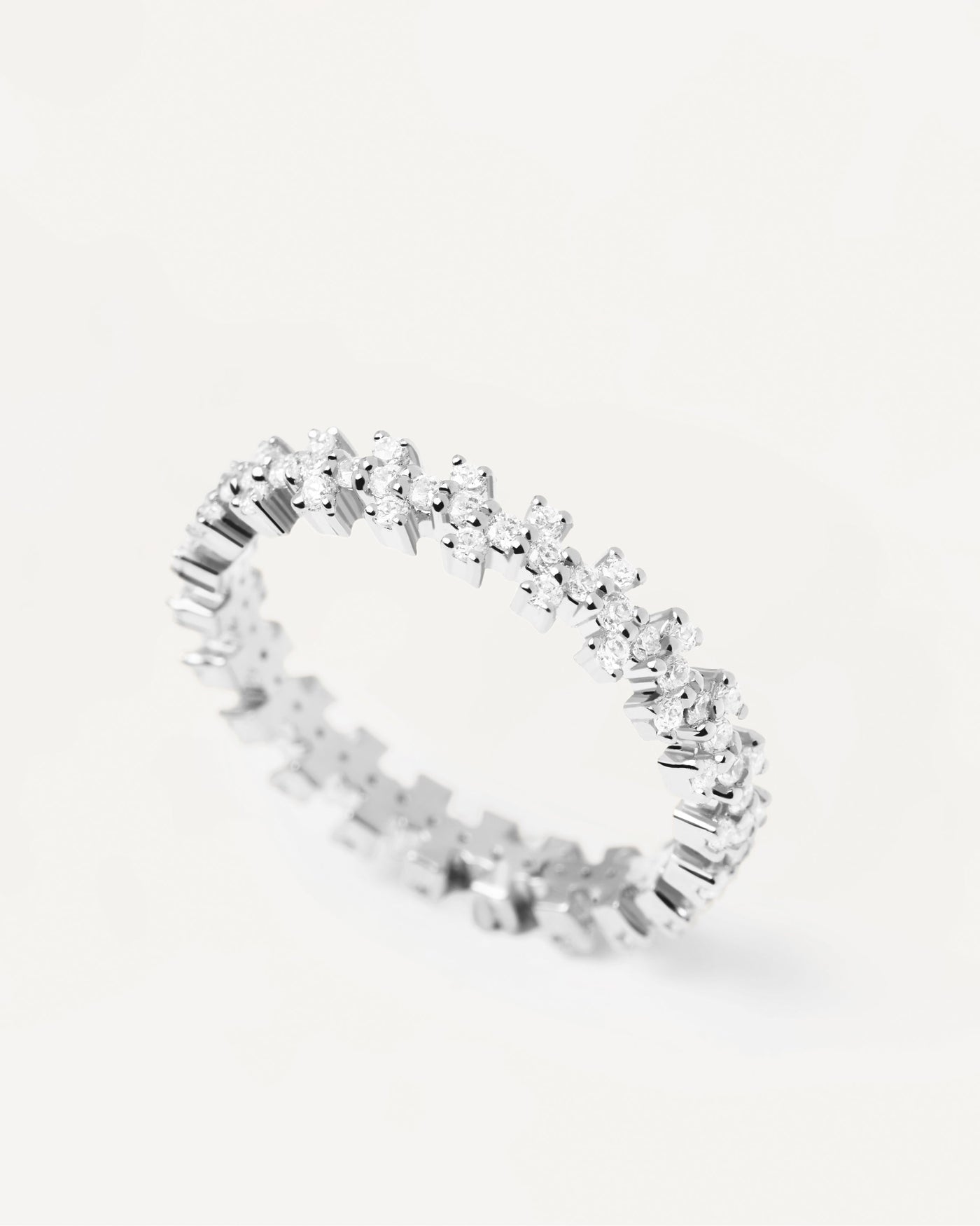 Anillo de Plata Crown. Anillo eternity de plata de ley con forma de corona. Consigue las últimas novedades de PDPAOLA. Haz tu pedido de forma segura y obtén este Best Seller.