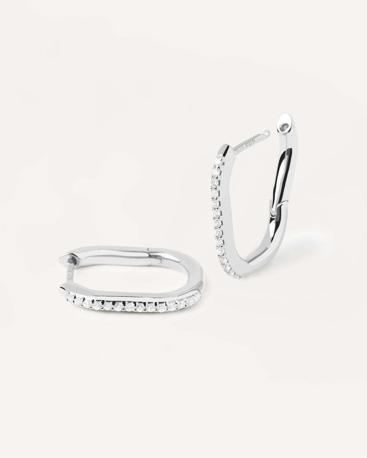 Sélection 2023 | Boucles d'Oreilles en Argent Spike. Créoles ovales en argent massif serties de zircons blancs. Découvrez les dernières nouveautés de chez PDPAOLA. Commandez et recevez votre bijou en toute sérénité. Livraison gratuite.
