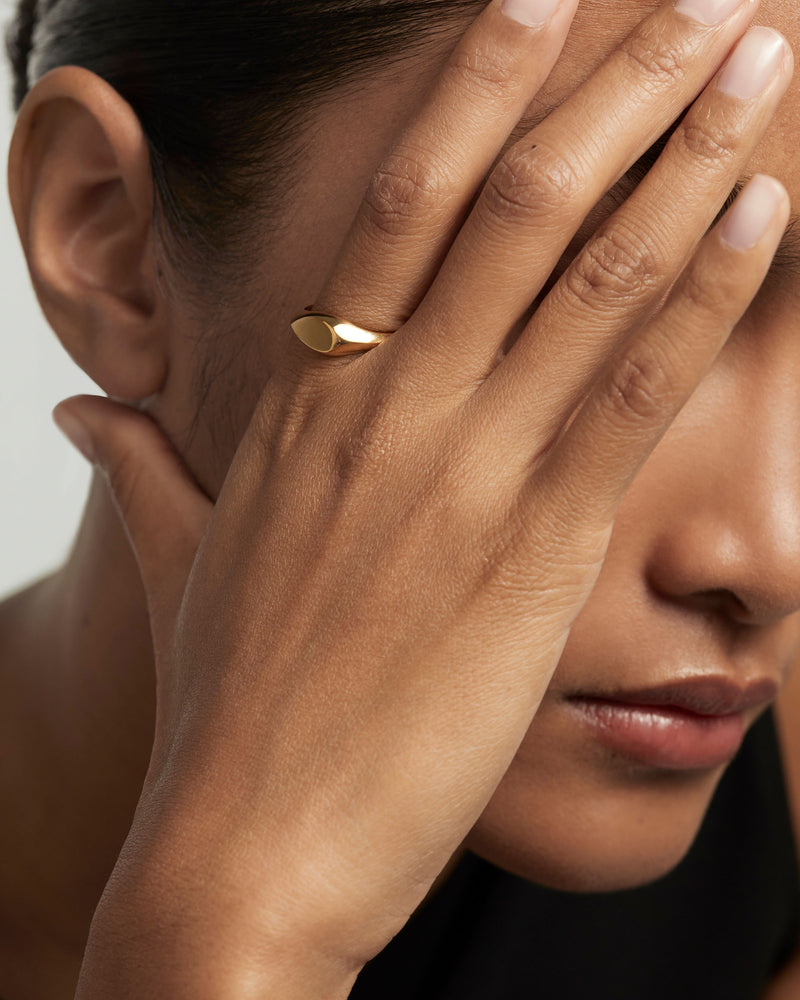 Anello Sigillo Devi - 
  
    Argento sterling / Placcatura in Oro 18K
  
