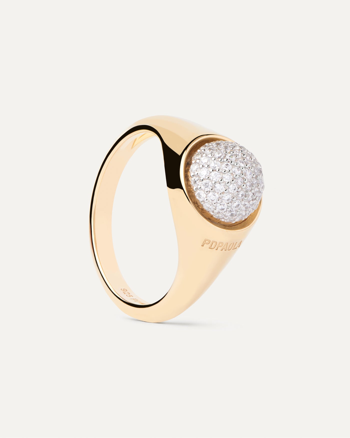 Anello semisferico placcato in oro con una zirconia bianca ovale in. Anello Pave Moon PDPAOLA