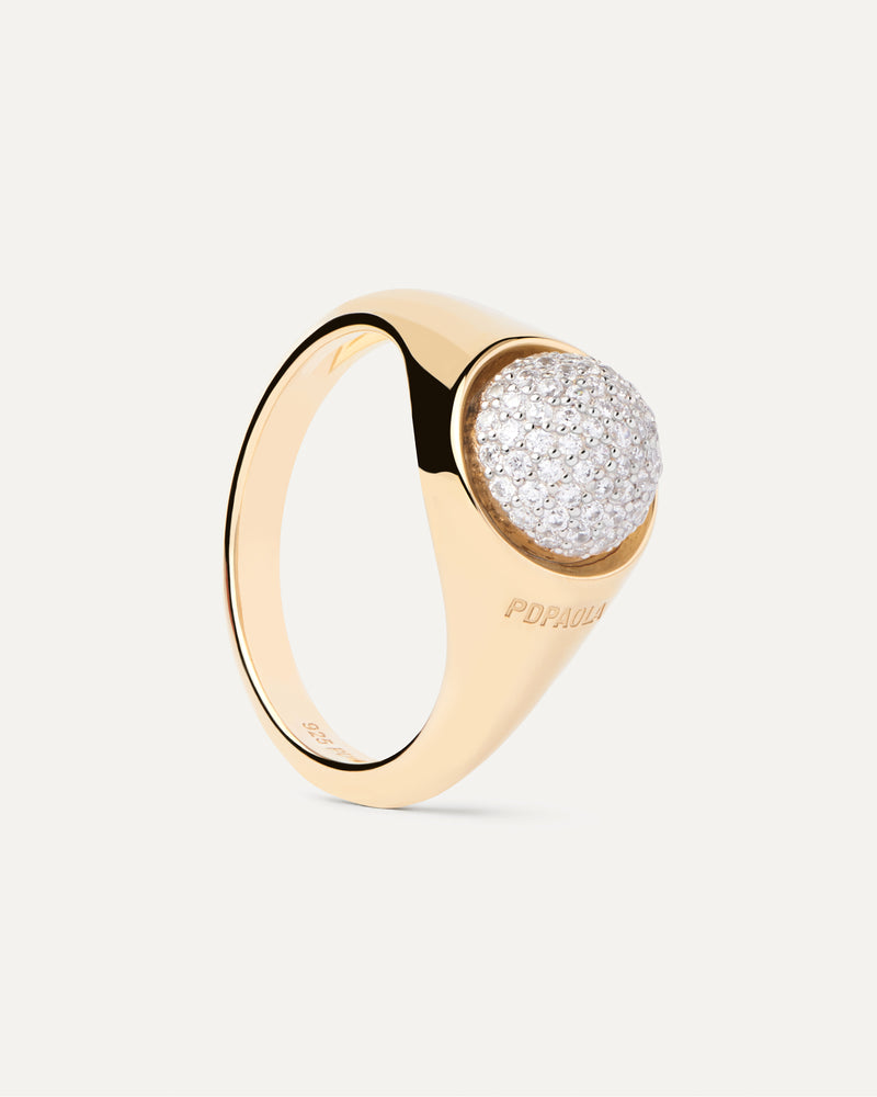 Anello semisferico placcato in oro con una zirconia bianca ovale incastonata a pavé