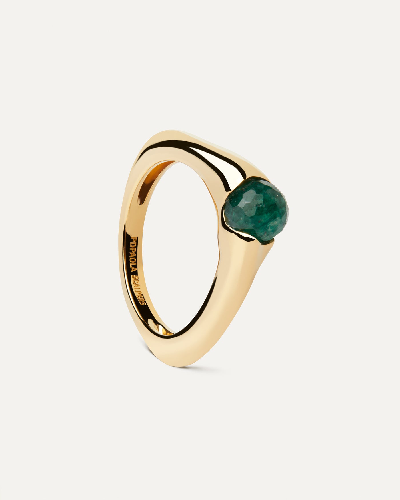 Anello Oasis. Anello a forma organica placcato in oro con una gemma preziosa avventurina verde. Acquista le ultime novità di PDPAOLA. Effettua il tuo ordine in tutta sicurezza e non lasciarti sfuggire questo best seller.