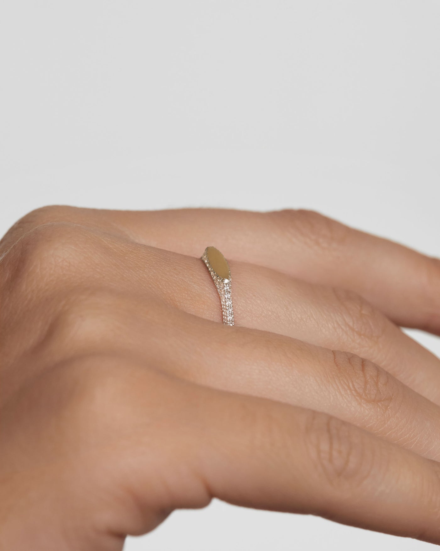 Anillo Sello de Diamantes y Oro Tess - 
  
    Oro 18K
  
