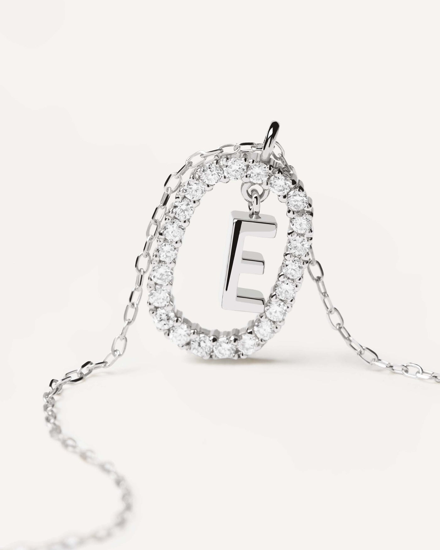 Collana in Diamanti E Oro Bianco Con Lettera E - 
  
    Oro bianco 18K / Placcatura in argento rodiato
  
