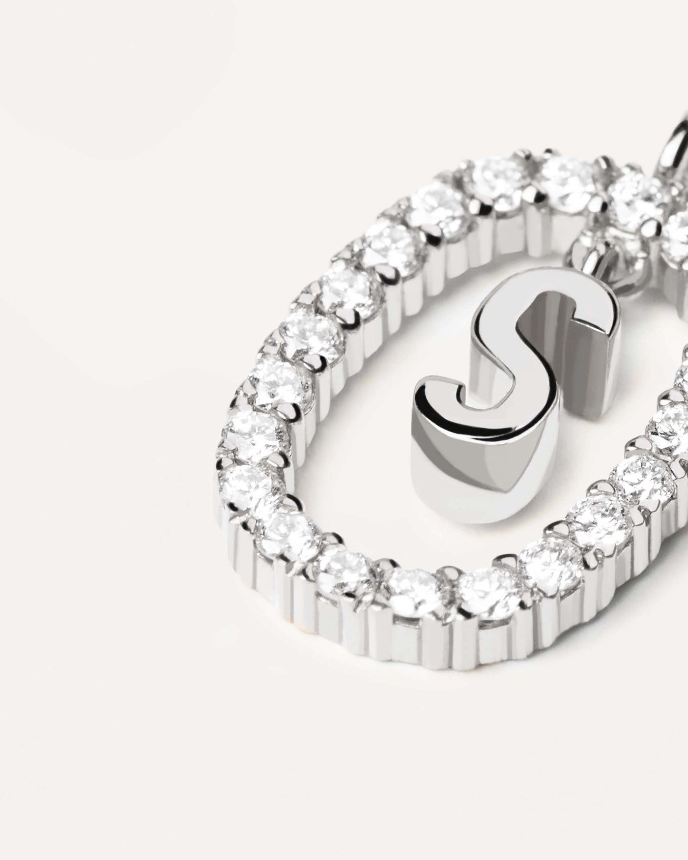 Collana in Diamanti E Oro Bianco Con Lettera S - 
  
    Oro bianco 18K / Placcatura in argento rodiato
  
