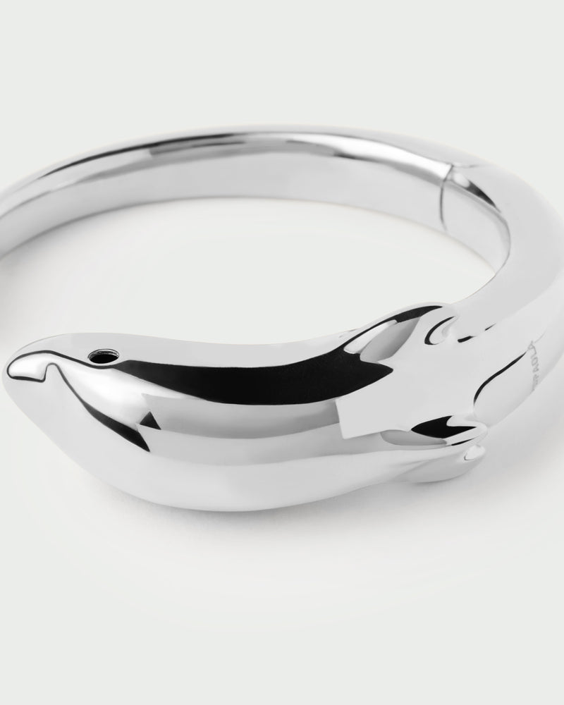 Brazalete delfín moderno de plata con forma escultural