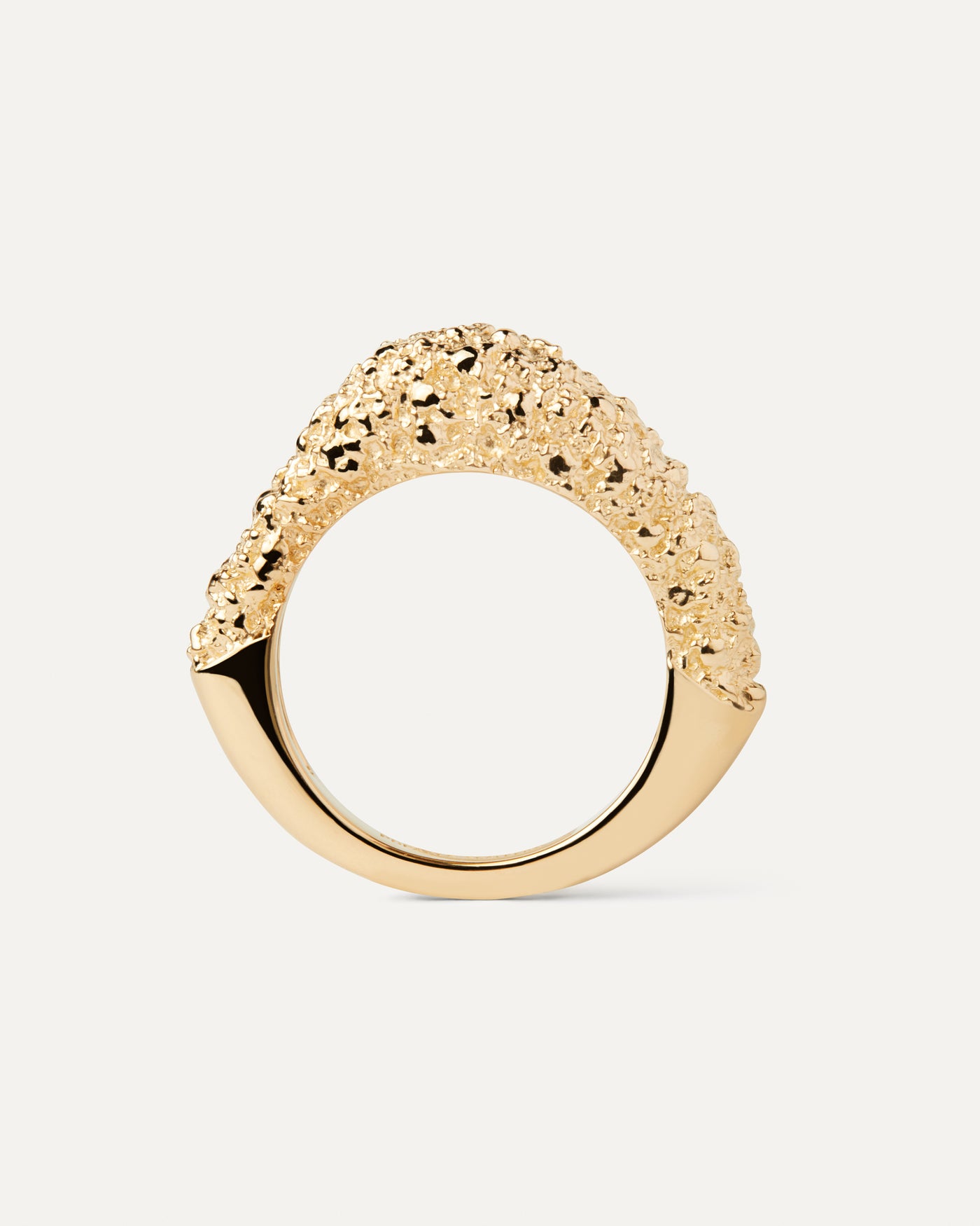 Duna Ring. Vergoldeter Ring in fließender Form mit kontrastierender geschmolzener Textur. Erhalten Sie die neuesten Produkte von PDPAOLA. Geben Sie Ihre Bestellung sicher auf und erhalten Sie diesen Bestseller.