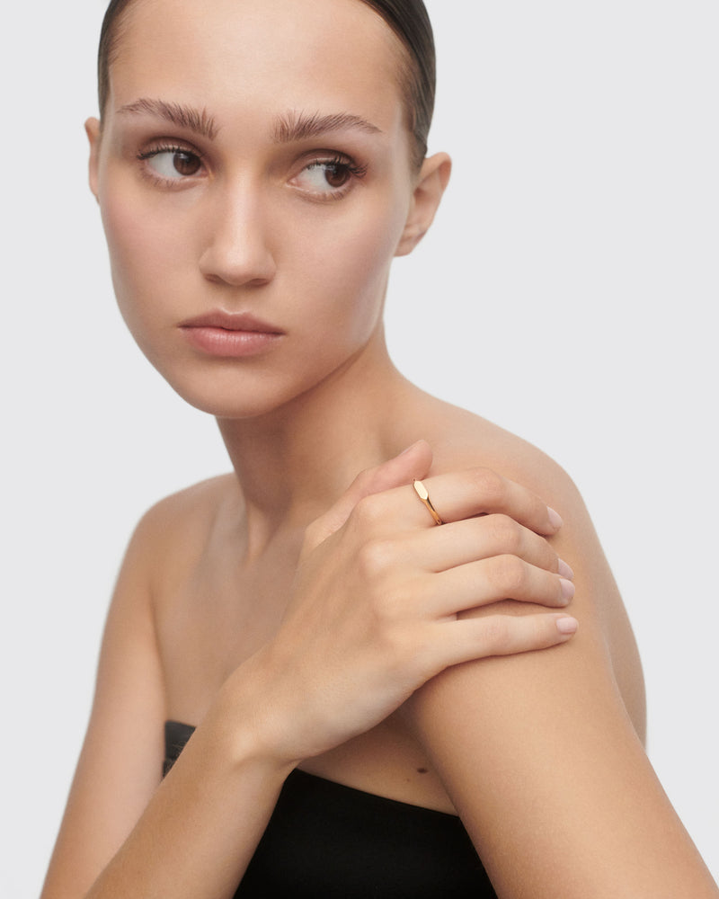 Anello sigillo Hexagon mini - 
  
    Argento sterling / Placcatura in Oro 18K
  
