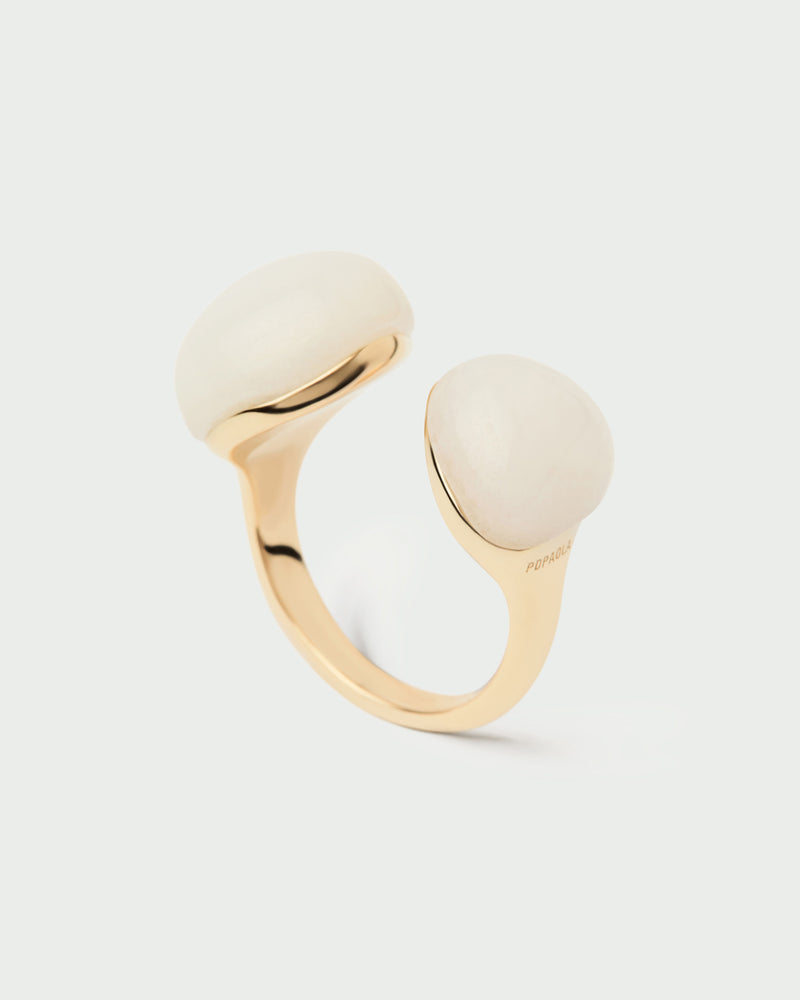 Anillo abierto escultural adornado con dos piedras blancas fluidas