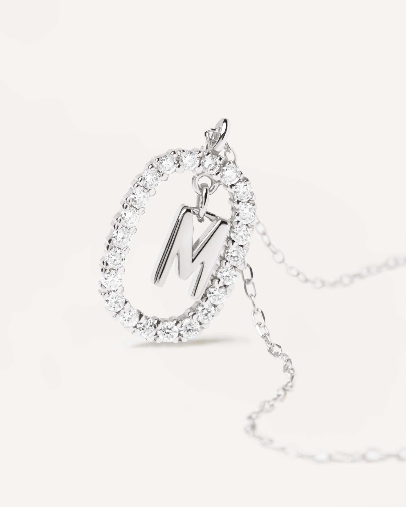HalsKette Diamanten und Weissgold Buchstabe M - 
  
    18 kt Weissgold / Silber-Rhodinierung
  
