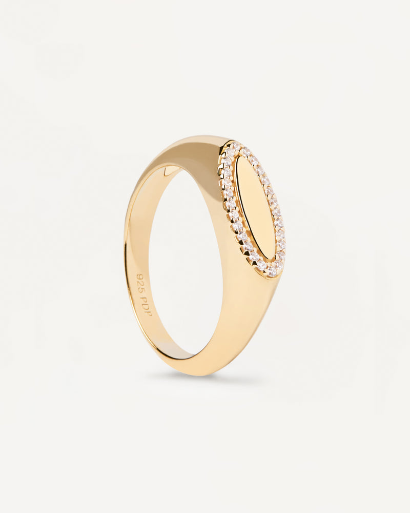 Engravable ovalish signet ring in gold-plated and white zirconia