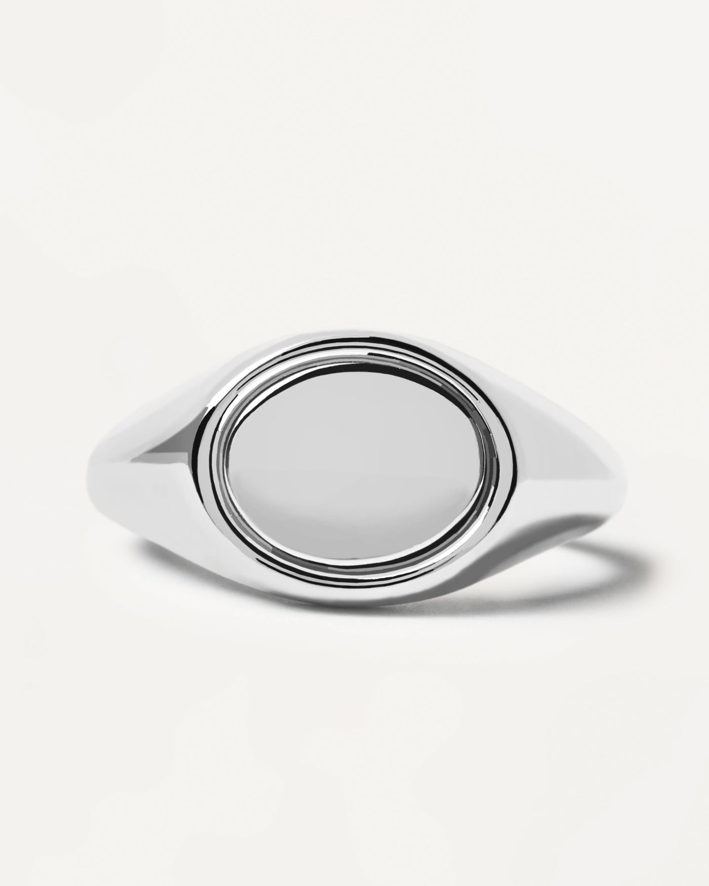 Anello a Sigillo in Argento. Anello chevalier ovale personalizzabile in argento sterling. Acquista le ultime novità di PDPAOLA. Effettua il tuo ordine in tutta sicurezza e non lasciarti sfuggire questo best seller.