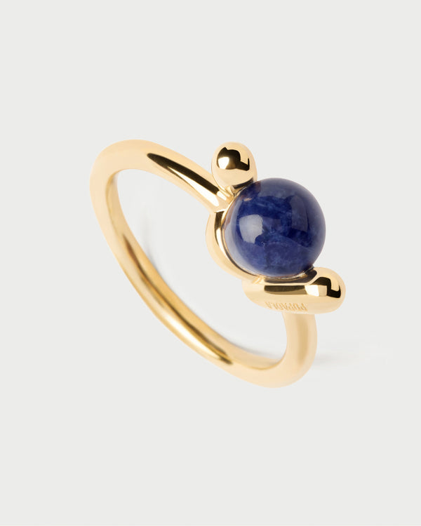 Fluid open knot ring inlaid with a round hand-carved royal Fluid open knot ring inlaid with a round hand-carved royal