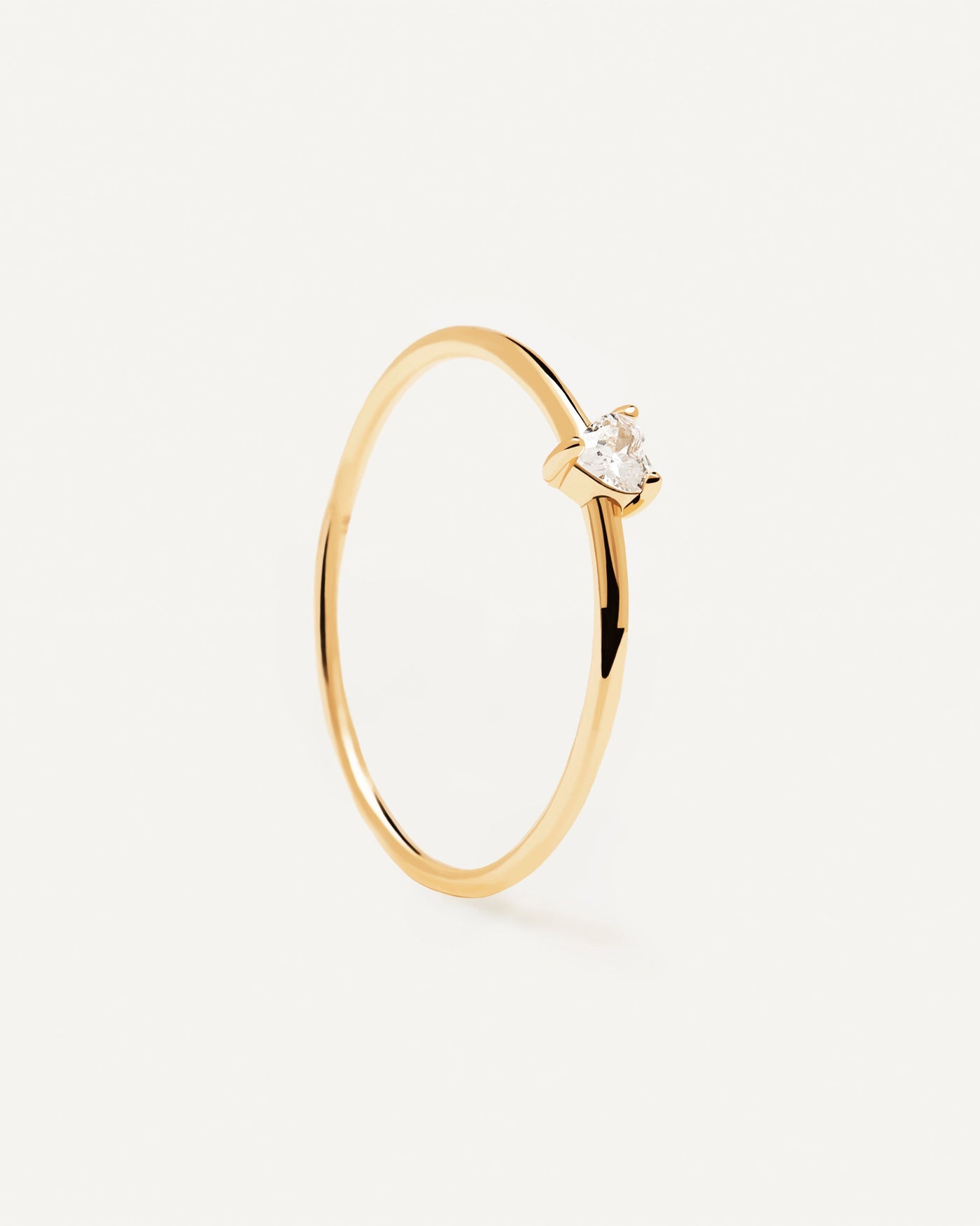 White Heart Ring. 18k gold plattierter silberring mit einem herzförmigen weißen zirkonia. Erhalten Sie die neuesten Produkte von PDPAOLA. Geben Sie Ihre Bestellung sicher auf und erhalten Sie diesen Bestseller.