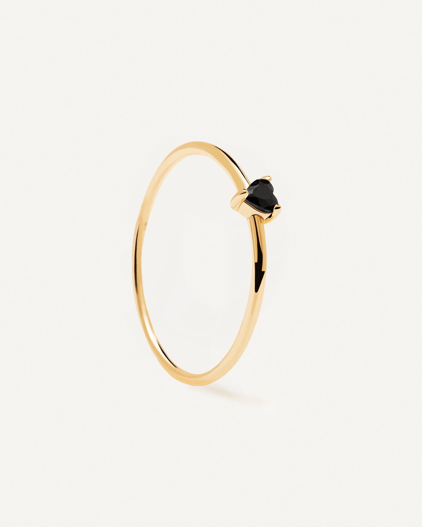 Anillo Black Heart. Piedra de circonita negra en corte de corazón engarzada en un anillo fino plata de ley bañado en oro de 18k. Consigue las últimas novedades de PDPAOLA. Haz tu pedido de forma segura y obtén este Best Seller.