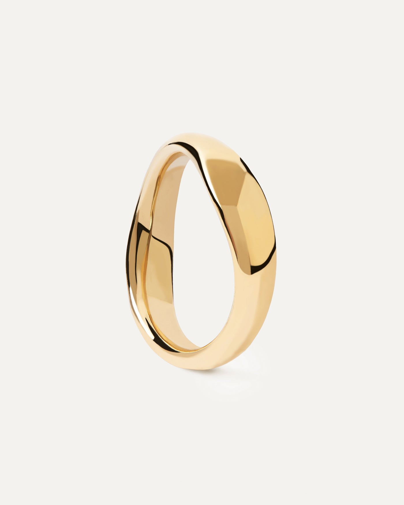 Anillo Pirouette. Anillo grueso de plata bañado en oro con un diseño ondulado. Consigue las últimas novedades de PDPAOLA. Haz tu pedido de forma segura y obtén este Best Seller.