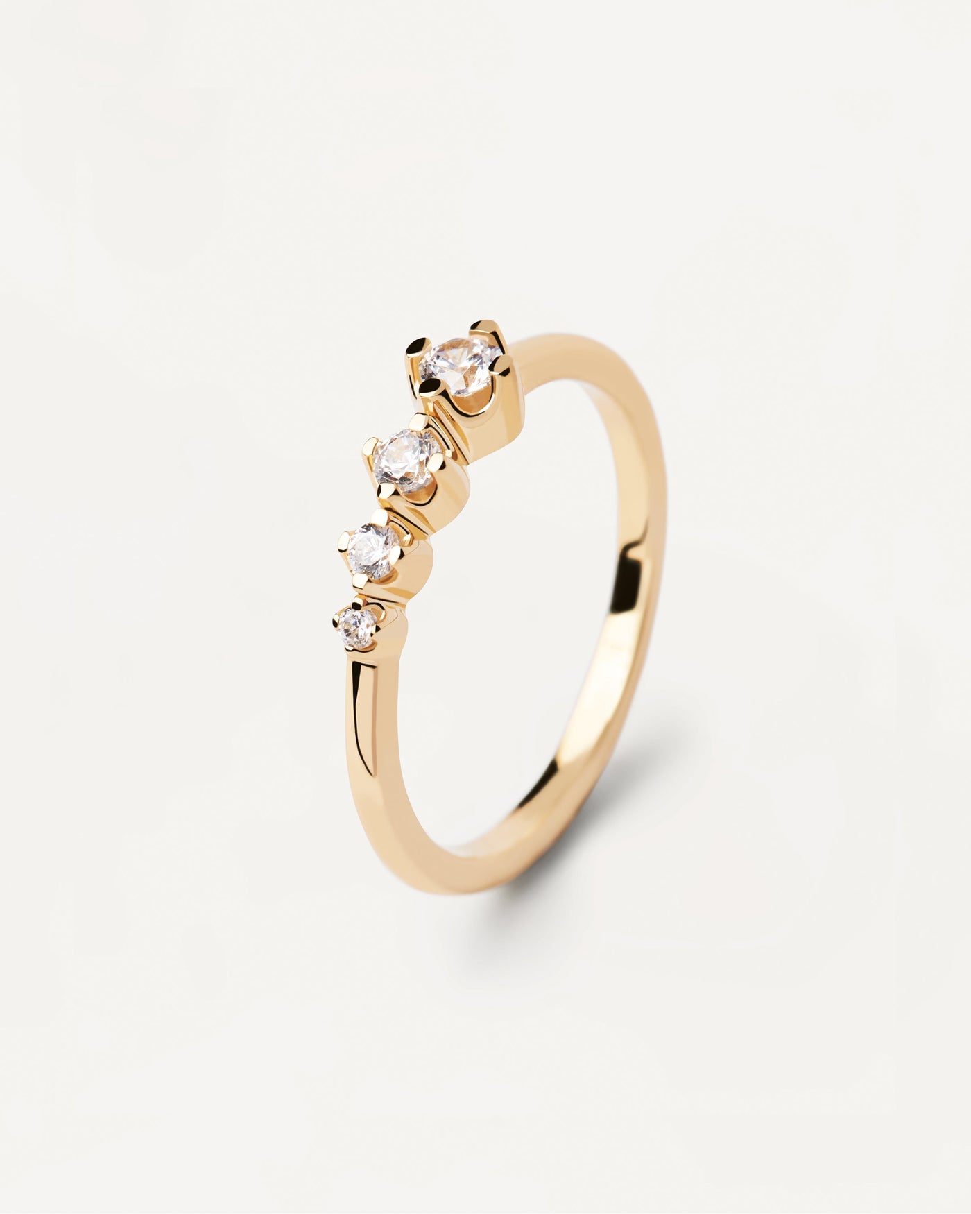 Spark Ring. Ring aus vergoldetem Silber mit 4 funkelnden weißen Zirkonias. Erhalten Sie die neuesten Produkte von PDPAOLA. Geben Sie Ihre Bestellung sicher auf und erhalten Sie diesen Bestseller.