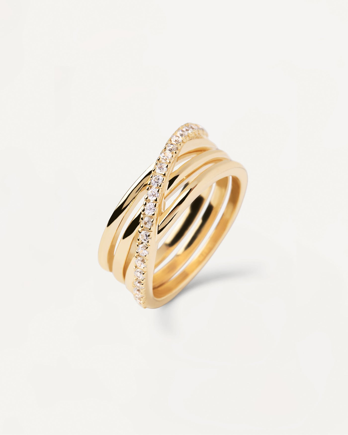 Anillo Cruise. Anillo de plata con baño de oro de 4 bandas y circonitas blancas. Consigue las últimas novedades de PDPAOLA. Haz tu pedido de forma segura y obtén este Best Seller.