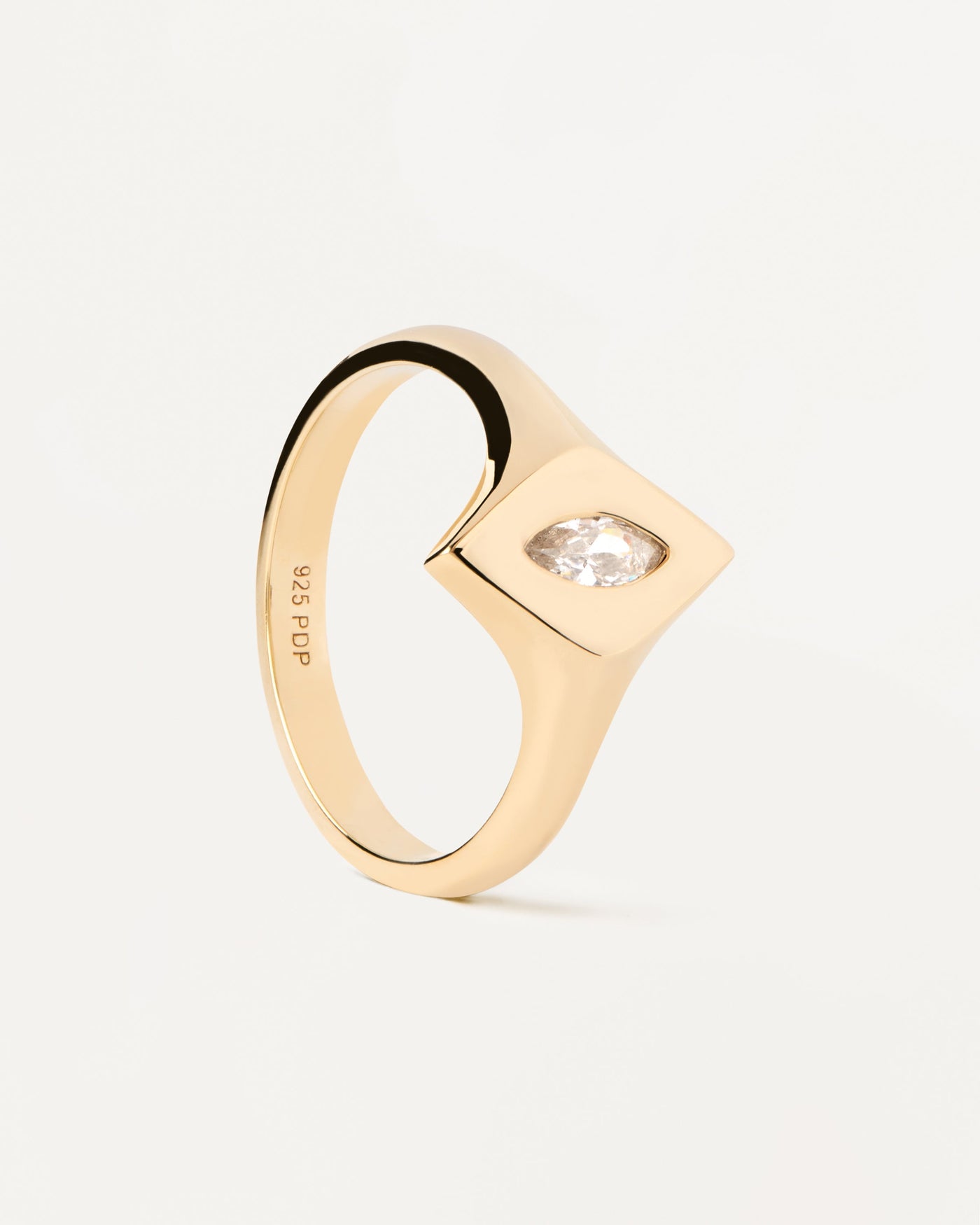 Anillo Sello Kate. Anillo sello rombo de plata bañada en oro con circonita blanca ovalada. Consigue las últimas novedades de PDPAOLA. Haz tu pedido de forma segura y obtén este Best Seller.