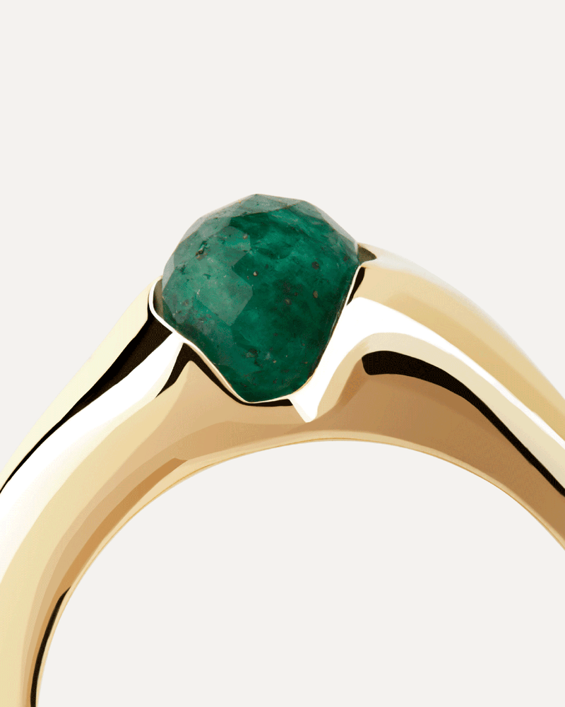 Bague en forme organique plaquée or avec une pierre fine aventurine verte taillée en rond