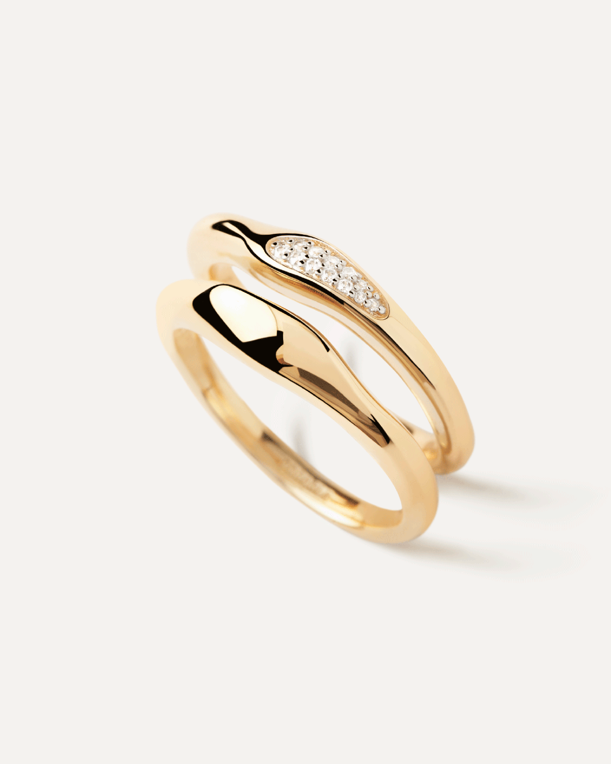 Vergoldetes Set aus zwei organischen Ringen mit Zirkonia-pavé und Wellenform