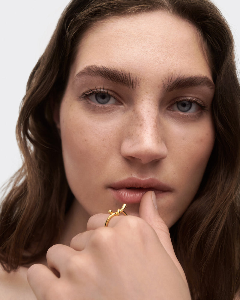 Bague distinctive en argent plaqué or avec un motif tressé fluide