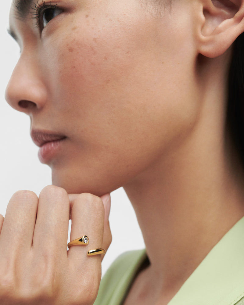 Élégante bague ouverte ornée d'un zircon blanc et lignes fluides