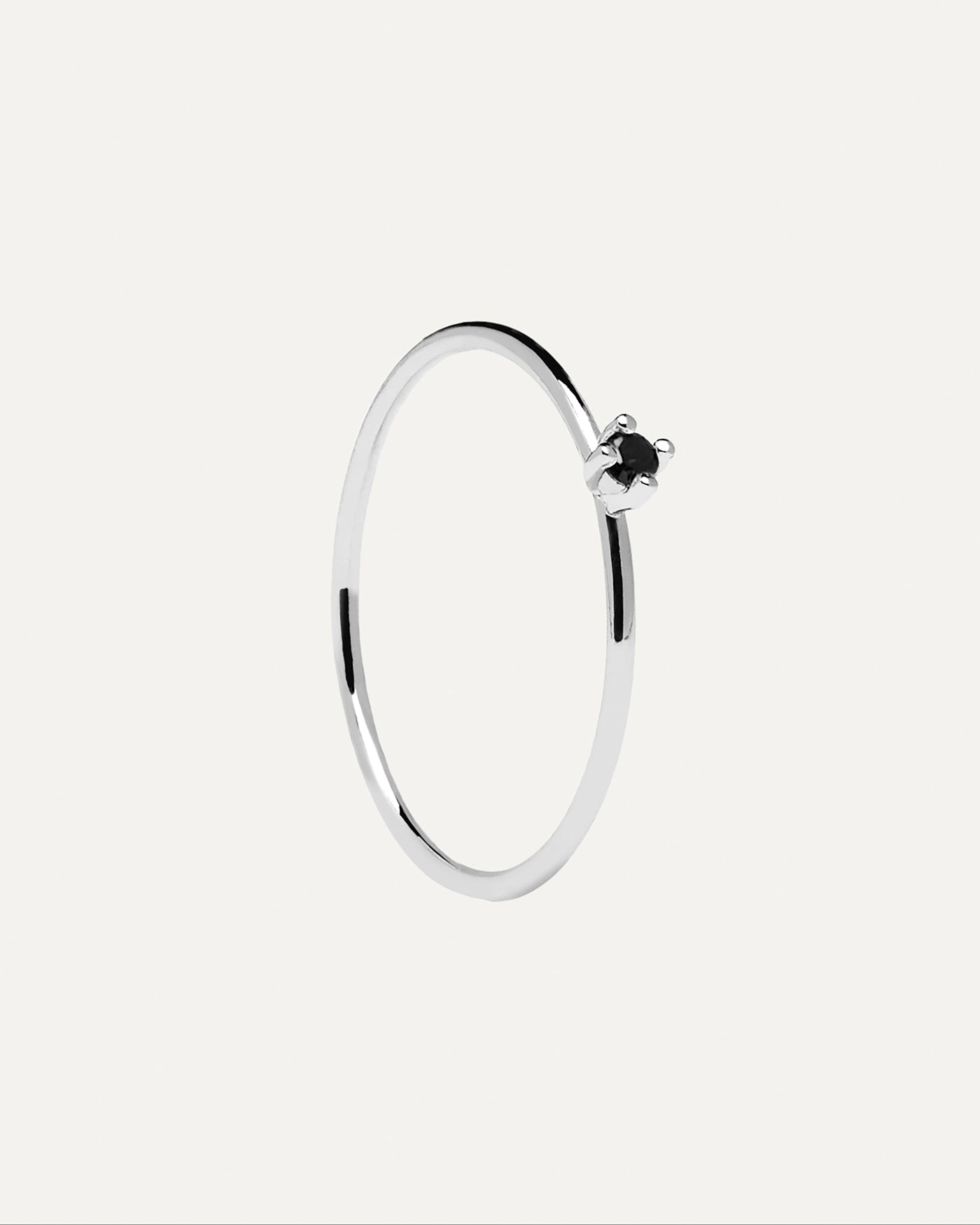 Sortiment 2023 | Black Solitary Silberringe. SCHWARZER ZIRKONIA MIT RUNDEM SCHLIFF IN ZACKENFASSUNG AUF EINEM DÜNNEN RING AUS 925ER STERLINGSILBER. Erhalten Sie die neuesten Produkte von PDPAOLA. Geben Sie Ihre Bestellung sicher auf und erhalten Sie diesen Bestseller. Kostenloser Versand.
