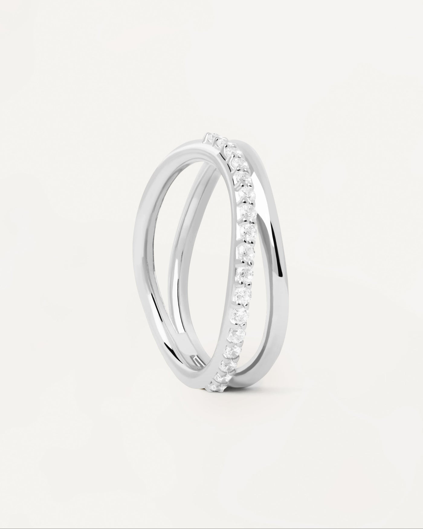 Selección 2023 | Anillo de Plata Twister. Anillo de plata con dos aros ondulantes: uno liso y otro Eternity con circonitas. Consigue las últimas novedades de PDPAOLA. Haz tu pedido de forma segura y obtén este Best Seller. Envío Gratis.