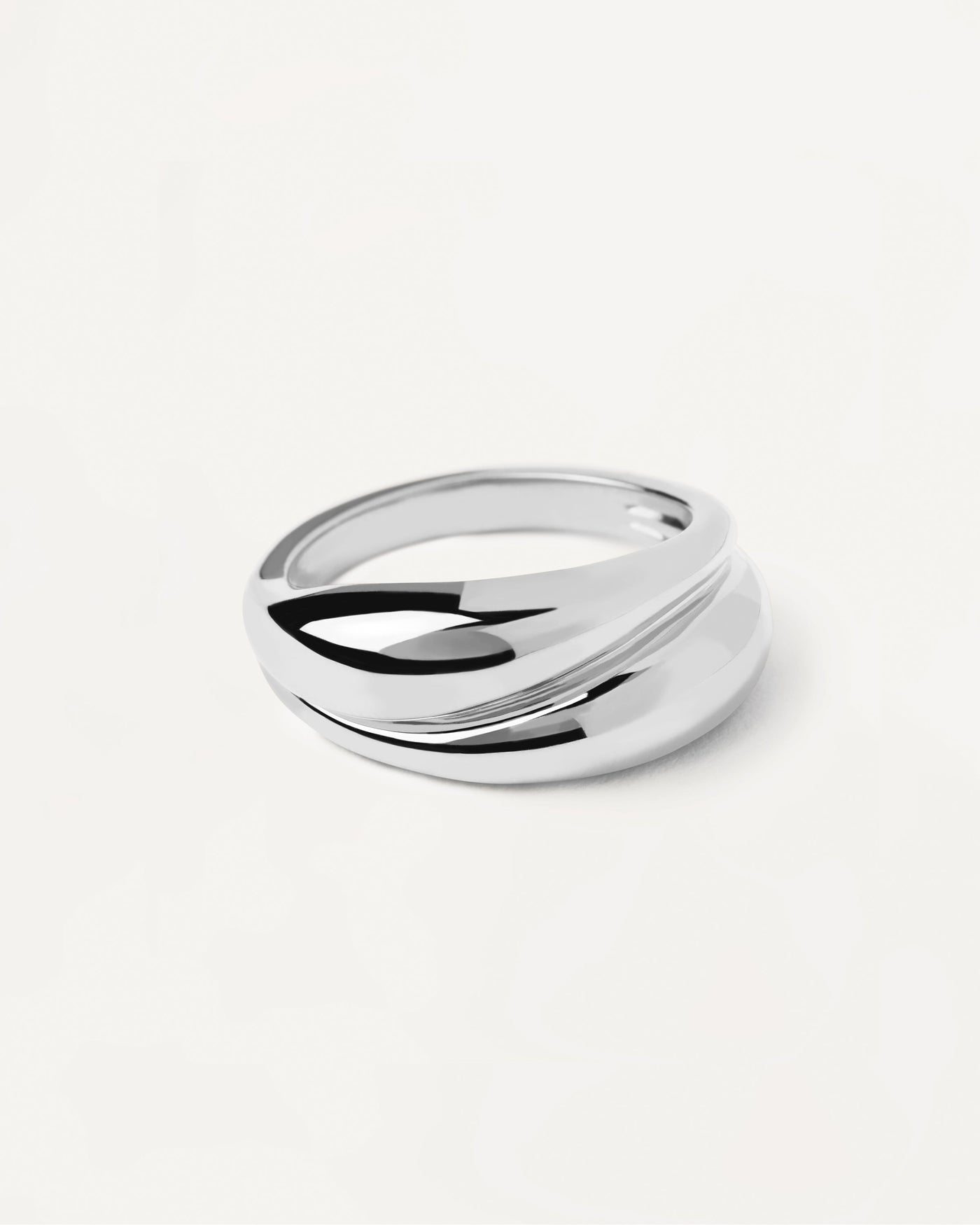 Desire Silberring. Gewagter, kurviger Ring aus Sterlingsilber. Erhalten Sie die neuesten Produkte von PDPAOLA. Geben Sie Ihre Bestellung sicher auf und erhalten Sie diesen Bestseller.